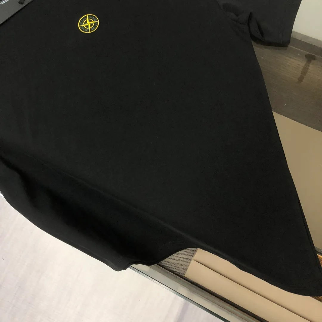 P150 A🍃Stone Island 2025 latest T-shirt, couple style ~ original order, fashionable and casual short T-shirt, specially made of customized cotton fabric ~ 100% cotton T-shirt ~ pre-washed to prevent deformation and shrinkage problem, more comfortable and breathable on the body ~ All available from stock ~ unique design style, trendy must-have item, complete with three standards 👍 Color: black/white/dark gray/coffee Size: S M L XL (larger version, please state your height and weight when placing an order)